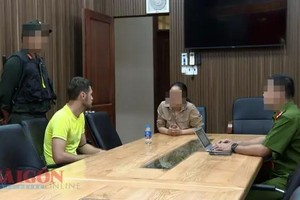 犯罪嫌疑人凯特琳奇克‧罗曼（T 恤衫）在公安派出所通过翻译员向调查员供述犯罪过程。（图：SGGPO视频截图）