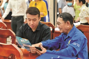 劳工获提供关于社保政策资讯。