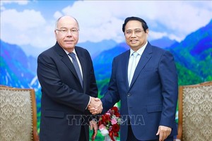 政府总理范明政（右）接见巴西联邦共和国外交部长毛罗‧维艾拉。（图：越通社）