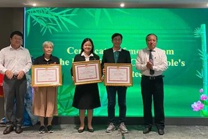 市各友好组织联合会向若干外国非政府组织颁授奖状。（图：瑞宇）