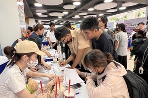 各企业在招聘盛会上为大学生提供就业谘询。（图：孝义）