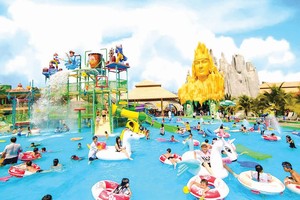 “四‧三〇”假期天气炎热，水上乐园是不错的娱乐场所。（图：D.M）