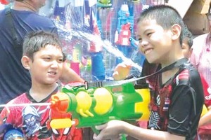 曼谷街头群众聚集打水战。（图：互联网）