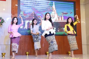 老柬留学生在聚会上表演文艺。（图：吴松）