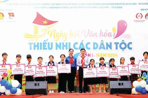 给发愤图强的少数民族学生颁发奖学金。（图：仲英）