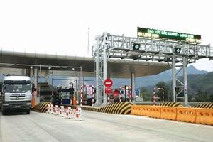 在北江-谅山高速公路的收费站。（图：CTV）