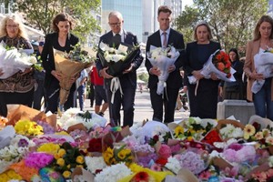 2024年4月14日，澳大利亚总理阿尔巴尼斯等多名政界人士到发生持刀袭击事件的Westfield Bondi购物中心献花悼念死难者。