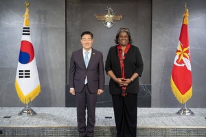 4月15日，在首尔国防部大楼，申源湜（左）会见美国常驻联合国代表琳达·托马斯-格林菲尔德。 （图：韩联社）