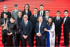 电影《金手指》的主创人员出席红地毯仪式。（图：互联网）