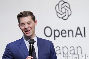 4月15日下午，OpenAI首席运营官（COO）布拉德･莱特卡普在东京召开记者会。（图：共同社）