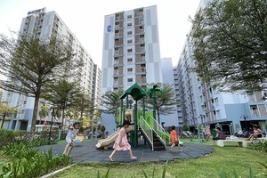 儿童在守德市富友坊EHomes社会住房区的公园玩耍。