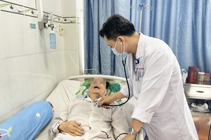 热带病医院Ａ内科副主任武张贵医生给一名因水痘引致脑炎及肺炎等併发症的高龄病人诊治。