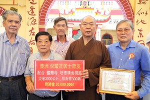 第八郡红十字辅助会会长、龙华寺住持释慧功和尚(右二)与培德精舍护法理事会常值副会长赖远东(右一)、越侨倪耀茂(右三)与代表在派发济贫礼物前合摄。