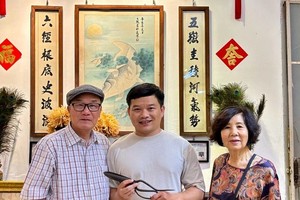 华人越侨何奇夫妇向作者赠送从美国带回来的百年剪刀。