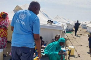 联合国人道主义工作人员与苏丹达尔富尔的境内流离失所者在一起。（图：联合国）