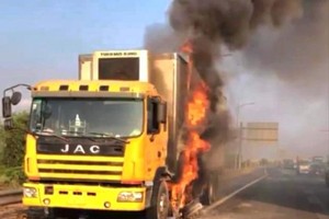 卡车自燃现场。（图：CTV）