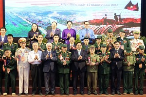 政府总理范明政与奠边府战士合照。