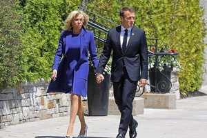 法总统马克龙及其夫人布丽吉特。（图：EPA）