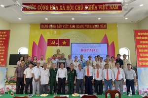 市、郡领导与嘉宾和诸位华运武装力量组的会员合照留念。