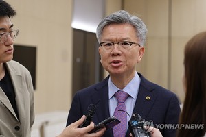 4月20日，在首尔龙山区的大韩医师协会大楼，医协紧急对策委员长金泽宇答记者问。（图：韩联社）