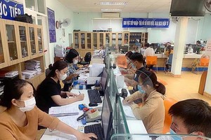 民众在市社保机关办理社保手续。