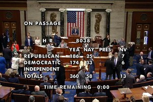 当地时间4月20日下午，美国众议院以360：58的压倒性多数通过了新的H.R.8038法案，其中包括了强制字节跳动剥离美国TikTok否则将面临禁令的无理要求。（图：互联网）