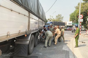 交通事故处理机动警察队协助交警处理交通事故。