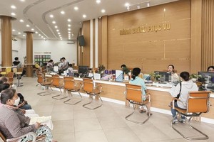 第五郡人委会干部为民众解决行政手续。