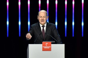 4月21日，德国总理朔尔茨在德国汉诺威工业博览会开幕式上致辞。（图：新华社）