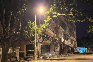 在4月3日花莲地震中受损待拆除的大楼，23日又因地震而倾斜。（图：互联网）