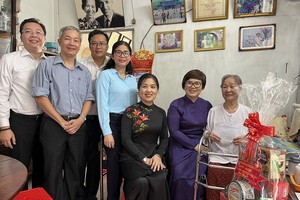 第五郡人委会主席张明娇探望革命有功者。