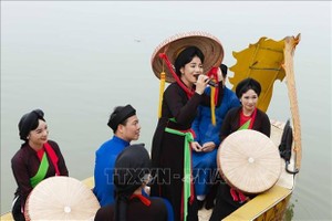 北宁官贺民歌表演。（图：越通社）