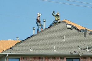 工人头顶烈日修复屋顶。（图：互联网）