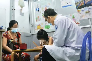 第一儿童医院的丁医生为一名疑患抑郁症者进行诊断。