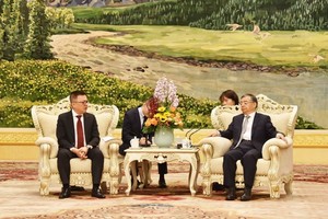 中共中央政治局委员、中央书记处书记、中央宣传部部长李书磊（右）会见黎国明总编辑。（图：越通社）