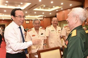 市委书记阮文年慰问并与退休的军队、公安将领回顾历史传统。（图：越勇）