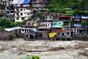 2023年7月10日在印度喜马偕尔邦曼迪地区拍摄的涨水的比亚斯河。（图：新华社）