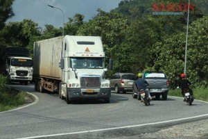 车辆穿梭狭窄的保禄岭。（图：段坚）