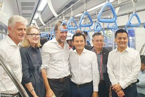 市人委会副主席裴春强与代表团体验地铁线试运活动。（图：投资报）