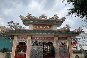 大勒宝光寺的山门。