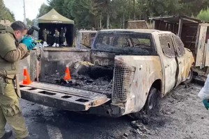 据当地媒体报道，一群犯罪分子向3名警察所在的巡逻警车开枪，随后放火焚烧了巡逻车。（图：EPA）