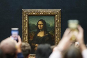 图为 2022年5月11日，人们在法国巴黎卢浮宫参观达·芬奇名画《蒙娜丽莎》。（图：新华社）
