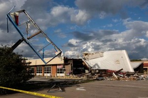 2024年4月10日，在美国休斯敦附近的凯蒂，一座购物中心遭龙卷风袭击后受损。（图：新华社）
