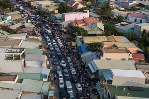 车辆排成长龙等待搭乘桔莱渡轮。