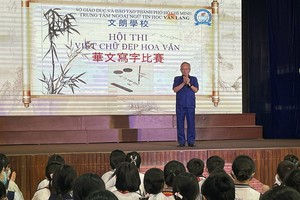 文朗学校发动华文写字比赛，增加学生学习华文的兴趣。