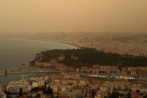 从撒哈拉沙漠吹来的沙尘在法国里维埃拉城市尼斯上空形成了一片橙色的薄雾，引发了空气质量警报。