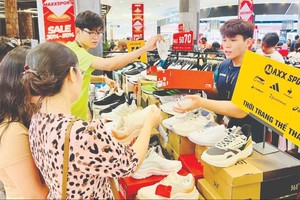 晚上近10时，新富郡的AEON Mall超市仍熙熙攘攘。（图：诗红）
