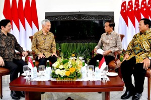 当地时间4月29日，印度尼西亚总统佐科（右二）在茂物总统行宫与到访的新加坡总理李显龙（左二）会晤。（图：印尼总统府）