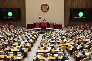 5月2日，韩国国会召开全体会议，表决通过《梨泰院惨剧特别法案》。（图：韩联社）