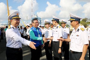 市代表团探望长沙群岛与 DK1 瞭望台